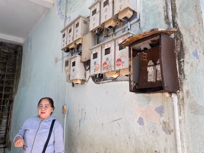 Bà Phan Thị Quýt – Nhà trưởng khu 1, Tổ trưởng khu dân cư Thuận Phước cho hay, cứ mưa xuống là nước theo các kẽ hở, vết nứt từ trên trần, tường chảy vào nhà lênh láng. Cận cảnh 3 chung cư ‘hết hạn’ ở Đà Nẵng sắp được di dời