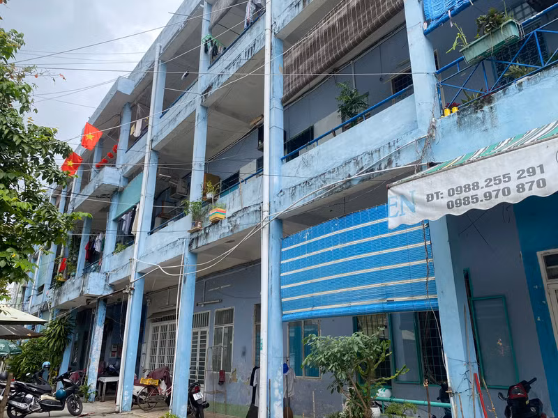 Còn tại khu chung cư Lâm đặc sản Hòa Cường (phường Hòa Cường, quận Hải Châu), cũng bị xuống cấp nhiều năm qua khiến người dân rất lo lắng. Cận cảnh 3 chung cư ‘hết hạn’ ở Đà Nẵng sắp được di dời