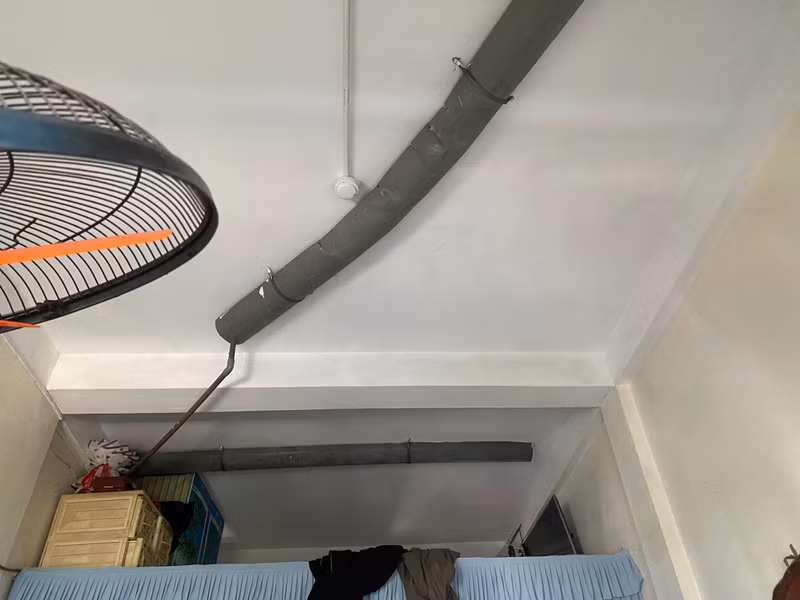 Nhiều nhà buộc phải làm máng xối giữa trần nhà để ngăn nước chảy xuống. Cận cảnh 3 chung cư ‘hết hạn’ ở Đà Nẵng sắp được di dời