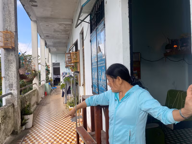 Bà Dương Thị Phượng (trú Khu chung cư Thuận Phước), hiện hệ thống trụ trong căn hộ nứt toác, vỡ ra từng tảng, bờ tường trong toilet cũng bong tróc, thấm nước rất nhếch nhác. Cận cảnh 3 chung cư ‘hết hạn’ ở Đà Nẵng sắp được di dời