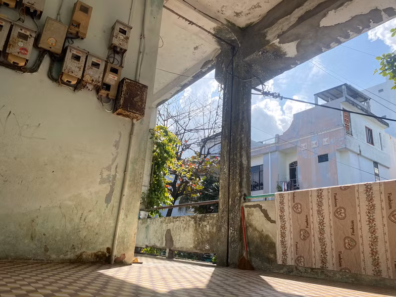 Nhiều người dân đã tìm cách sửa chữa nhưng không thể chống nước chảy vào nhà vì hiện hệ thống trần và tường quá mục, nước thấm khắp nơi. Cận cảnh 3 chung cư ‘hết hạn’ ở Đà Nẵng sắp được di dời