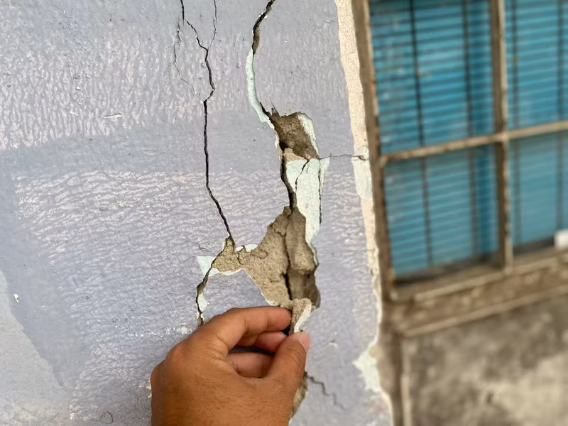 Nhiều bờ tường bị nứt toác. Cận cảnh 3 chung cư ‘hết hạn’ ở Đà Nẵng sắp được di dời