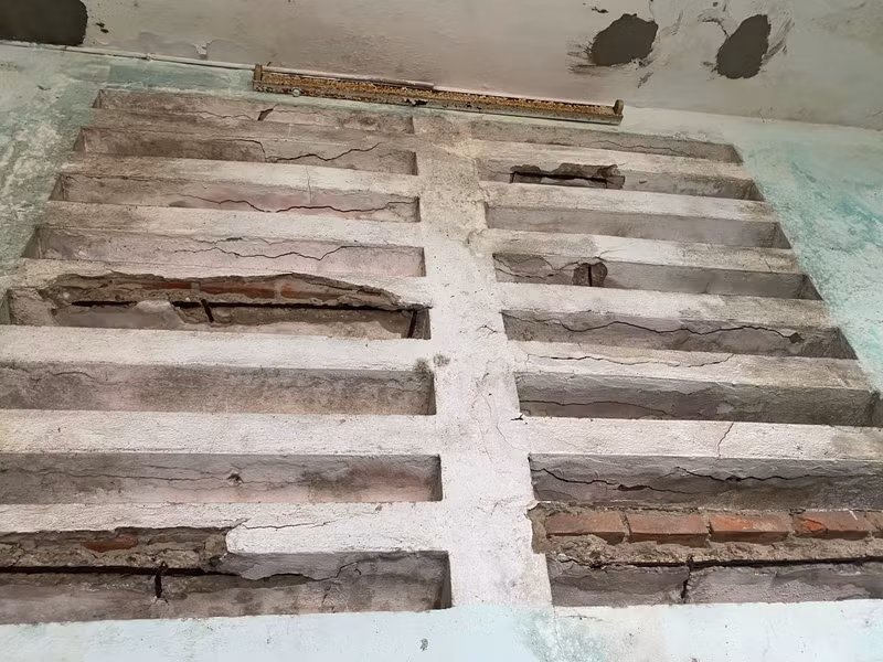 "Vừa rồi ngành chức năng có sửa chữa, trám xi măng những điểm tường bị bong tróc. Tôi cũng mong sớm được di dời để ổn định cuộc sống", bà Phượng nói. Cận cảnh 3 chung cư ‘hết hạn’ ở Đà Nẵng sắp được di dời