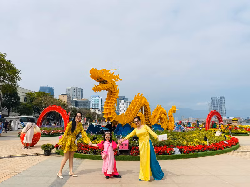 Người dân, du khách xúng xính váy áo ‘check-in’ đường hoa Xuân Đà Nẵng