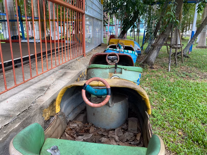 Hiện tại, một số điểm vui chơi như dãy xe điện bị hư hỏng vứt trong công viên. Ảnh: Hoàng Vinh. Đà Nẵng đề xuất chi hơn 673 tỉ đồng cải tạo Công viên 23 tháng 9