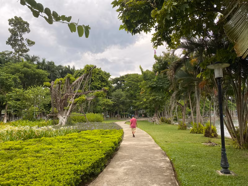 Cây xanh có nhiều nhưng do các lần điều chỉnh quy hoạch chưa thống nhất nên vẫn chưa phát huy được vẻ đẹp cũng như độ che phủ cho một công viên rộng lớn. Ảnh: Hoàng Vinh. Đà Nẵng đề xuất chi hơn 673 tỉ đồng cải tạo Công viên 23 tháng 9