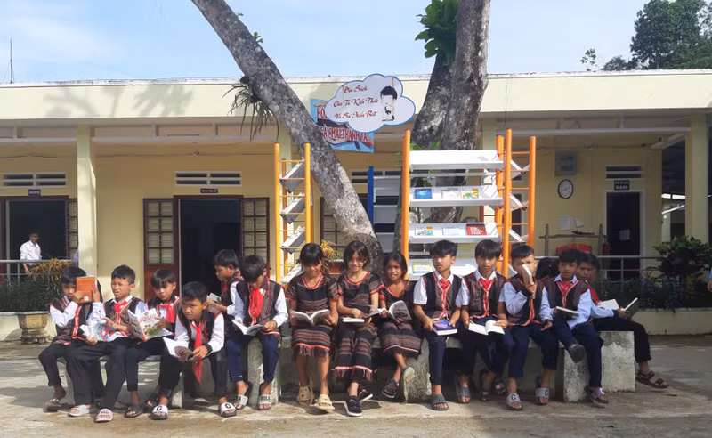 Học sinh đồng bào ở huyện Bắc Trà My trong những bộ trang phục truyền thống tại Lễ khai giảng. Đậm sắc màu văn hóa ngày khai giảng nơi vùng xa
