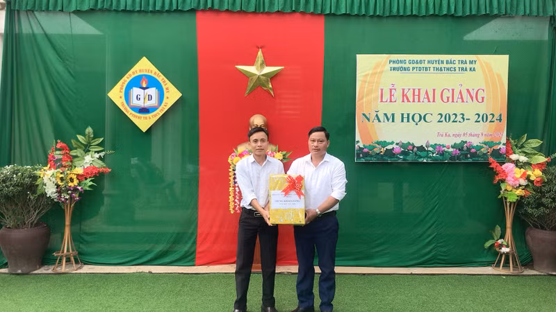 Đại diện chính quyền địa phương tặng quà mừng năm học mới thầy và trò Trường PTDTBT THCS Trà Ka (huyện Bắc Trà My, tỉnh Quảng Nam). Đậm sắc màu văn hóa ngày khai giảng nơi vùng xa