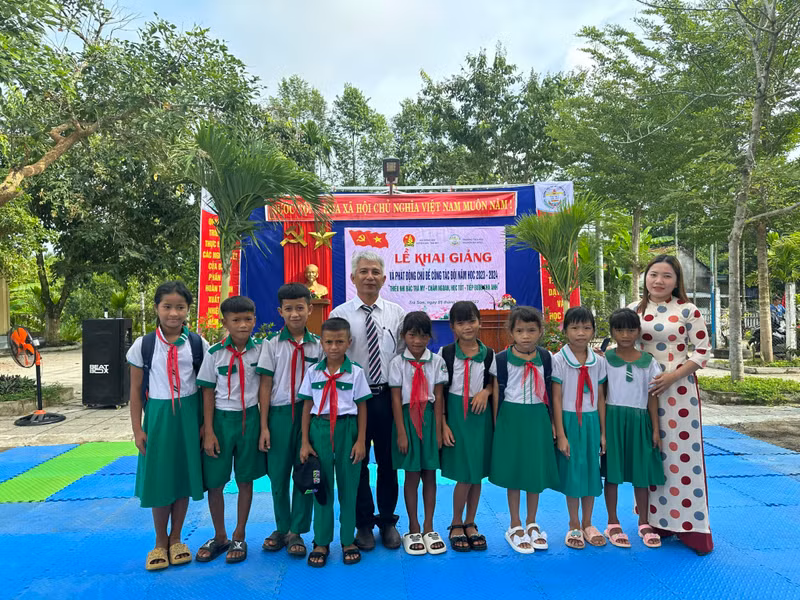 Các em học sinh Trường Tiểu học Nguyễn Bá Ngọc rạng rỡ trong ngày khai giảng. Đậm sắc màu văn hóa ngày khai giảng nơi vùng xa