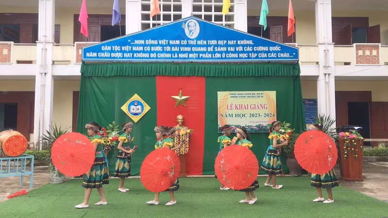 Buổi lễ khai giảng tại các trường chỉ gói gọn trong vài chục phút nhưng rất đầm ấm bởi tình cảm của thầy cô giáo dành cho các em học sinh. Đậm sắc màu văn hóa ngày khai giảng nơi vùng xa