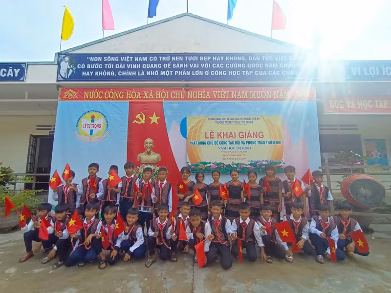 Cụ thể, cấp Mầm non là 15 trường với 2932 em; 11 Trường tiểu học với 4.541 học sinh; 3 trường liên cấp Tiểu học và THCS với 639 học sinh và 10 trường THCS với 3.136 học sinh. Đậm sắc màu văn hóa ngày khai giảng nơi vùng xa