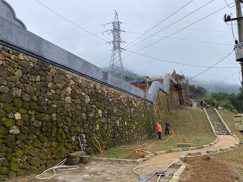 Công nhân thi công những khâu cuối cùng trong việc trùng tu. Hối hả về đích ở công trình trùng tu di tích Hải Vân quan