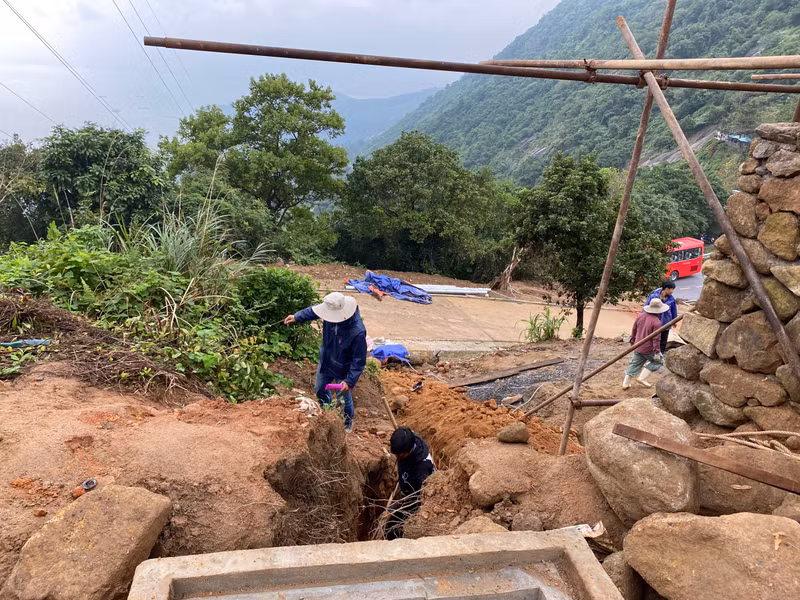 Hiện đơn vị thi công đang triển khai thực hiện hạng mục hạ ngầm tuyến cáp trung thế 22kV ngang qua công trình, tiếp tục hoàn thiện các công việc còn lại thuộc hệ thống hạ tầng kỹ thuật. Hối hả về đích ở công trình trùng tu di tích Hải Vân quan