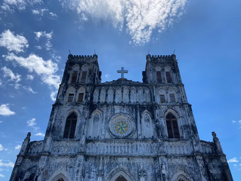 Đứng từ xa có thể thấy được hình thái kiến trúc Gothic ẩn hiện của nhà thờ Mằng Lăng. Mặt trước công trình được chia thành 3 phần điển hình của phong cách Gothic. (Ảnh: H.Vinh). Khám phá nhà thờ cổ, nơi lưu giữ quyển sách đầu tiên viết bằng chữ quốc ngữ
