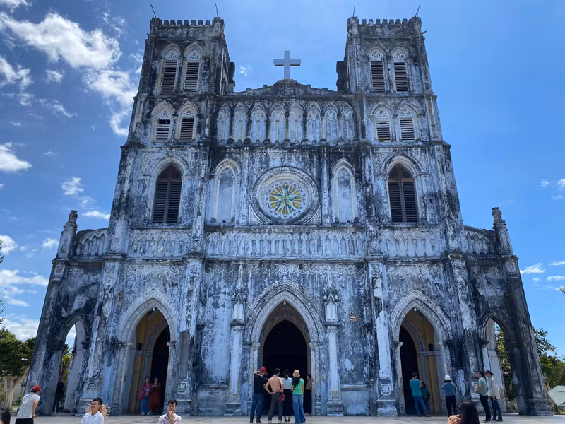 Nhà thờ do một người Pháp tên Joseph de La Cassagne - mà người dân xứ đạo tại đây gọi tên theo tiếng Việt là Cổ Xuân, vị linh mục đầu tiên của giáo xứ Mằng Lăng - phụ trách xây dựng. (Ảnh: H.Vinh). Khám phá nhà thờ cổ, nơi lưu giữ quyển sách đầu tiên viết bằng chữ quốc ngữ