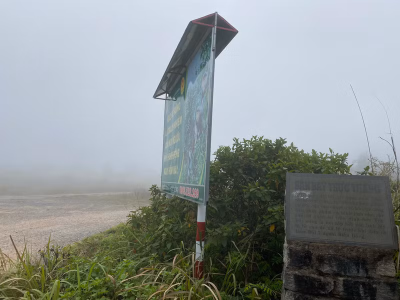 Trên đường đến đỉnh Bàn Cờ du khách sẽ đi ngang qua khu vực sân bay trực thăng. Đây là sân bay do quân đội Mỹ xây dựng trong chiến tranh Việt Nam vào năm 1965 trên Sơn Trà. Cận cảnh đỉnh Bàn Cờ, nơi tỷ phú Bill Gates vừa ghé tham quan