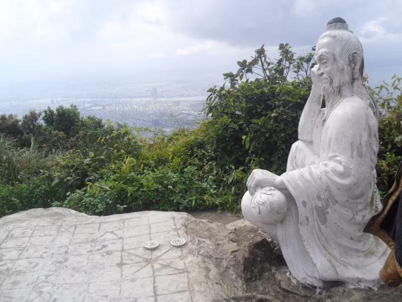 Cách trung tâm thành phố khoảng 9km về phía Tây, thuộc địa phận phường Thọ Quang, quận Sơn Trà. Cận cảnh đỉnh Bàn Cờ, nơi tỷ phú Bill Gates vừa ghé tham quan
