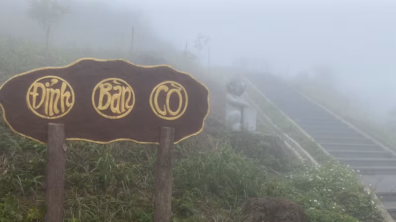 Đỉnh Bàn Cờ dựa trên một truyền thuyết về cuộc tranh tài đấu cờ của hai vị thần tiên trên Thiên giới. Cận cảnh đỉnh Bàn Cờ, nơi tỷ phú Bill Gates vừa ghé tham quan