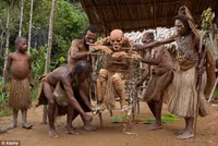 Dựng tóc gáy với những cái xác hun khói ở Papua New Guinea ảnh 10