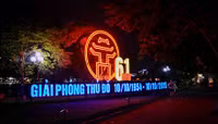 Hà Nội rực rỡ đèn đêm đón ngày Giải phóng Thủ đô ảnh 1 Hà Nội rực rỡ đèn đêm đón ngày Giải phóng Thủ đô - Ảnh 1