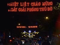 Hà Nội rực rỡ đèn đêm đón ngày Giải phóng Thủ đô ảnh 4 Hà Nội rực rỡ đèn đêm đón ngày Giải phóng Thủ đô - Ảnh 4