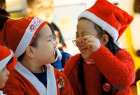 Ngộ nghĩnh những “ông bà già Noel nhí” đón Giáng sinh ảnh 1