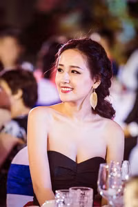 Mai Phương Thúy buông lơi vòng một gợi cảm ảnh 9