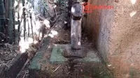 Lối đi đã lâu không có người thu dọn, lá cây mục nát thành lớp dầy.