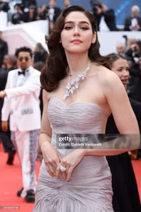 'Đát kỷ đẹp nhất màn ảnh' Ôn Bích Hà xuất hiện ấn tượng tại thảm đỏ Cannes 2024
