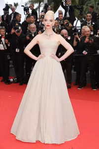 'Đát kỷ đẹp nhất màn ảnh' Ôn Bích Hà xuất hiện ấn tượng tại thảm đỏ Cannes 2024