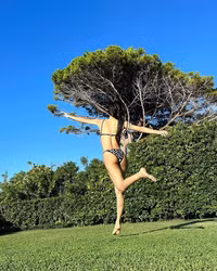 Lisa (BLACKPINK) tung ảnh bikini cực cháy khiến fan bùng nổ