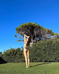 Lisa (BLACKPINK) tung ảnh bikini cực cháy khiến fan bùng nổ