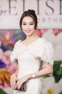 Hoa hậu Đặng Thu Thảo khoe mặt mộc, làn da căng bóng không tì vết