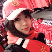 Nụ cười dễ thương của fan nữ Việt tại Old Trafford ảnh 2 Nụ cười dễ thương của fan nữ Việt tại Old Trafford ảnh 2