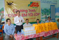 Mang trang vở đến học sinh nghèo ảnh 5