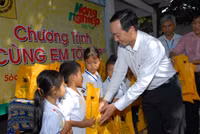Mang trang vở đến học sinh nghèo ảnh 2