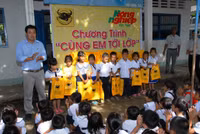 Mang trang vở đến học sinh nghèo ảnh 1