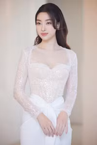 Trầm trồ vóc dáng 'gái một con' của Hoa hậu Đỗ Mỹ Linh