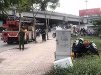 "Vật thể lạ" nghi chứa chất lỏng cực độc vứt bên đại lộ ở Sài Gòn ảnh 1 "Vật thể lạ" nghi chứa chất lỏng cực độc vứt bên đại lộ ở Sài Gòn ảnh 1