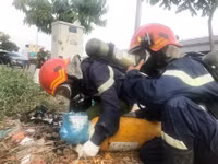 "Vật thể lạ" nghi chứa chất lỏng cực độc vứt bên đại lộ ở Sài Gòn ảnh 2 "Vật thể lạ" nghi chứa chất lỏng cực độc vứt bên đại lộ ở Sài Gòn ảnh 2