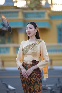 Hoa hậu Thùy Tiên đẹp mê mẩn trong trang phục truyền thống Campuchia