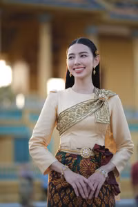 Hoa hậu Thùy Tiên đẹp mê mẩn trong trang phục truyền thống Campuchia