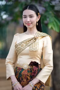 Hoa hậu Thùy Tiên đẹp mê mẩn trong trang phục truyền thống Campuchia