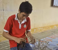 Sinh viên tất bật làm lồng đèn tặng trẻ em nghèo ảnh 3