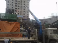 Sập giàn giáo nhà ga đường sắt trên cao, ô tô bị đè nát ảnh 1