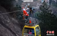 Bất chấp nguy hiểm, ông già Noel phát quà trên cáp treo giữa vực sâu 3