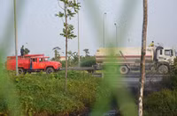 Hố ga trên đại lộ Thăng Long bốc cháy ngùn ngụt ảnh 7 Hố ga trên đại lộ Thăng Long bốc cháy ngùn ngụt - ảnh 6