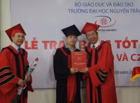 Xúng xính mũ áo tân cử nhân ảnh 4