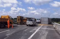 Xe container lật ngang, đường cao tốc ùn tắc nhiều giờ ảnh 2 Xe container lật ngang, đường cao tốc ùn tắc nhiều giờ ảnh 2