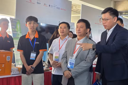 Phó Chủ tịch UBND TPHCM Trương Minh Huy Vũ (phải) tham quan các gian hàng công nghệ trong khuôn khổ hội nghị. Ảnh: BTC.